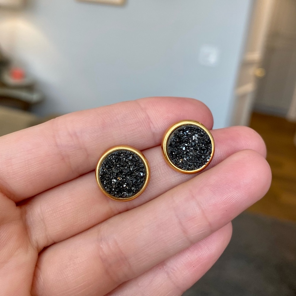 Black crystal earring with gold detail